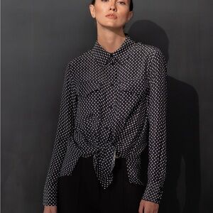 Gold Hawk 100% silk mini star print button down blouse EUC 💕